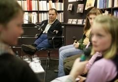 Star-Bassbariton Thomas Quasthoff (48) unterhält sich am 3. April in Berlin im Kulturkaufhaus Dussmann mit Kindern über klassische Musik. Der 48-Jährige wurde mit einer Schädigung durch das Schlaf- und Beruhigungsmittel Contergan geboren. (Foto: dpa)