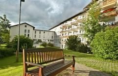 Das Rot Kreuz Seniorenheim in Oberstdorf/Oberallgäu am Dienstag (13.07.2004). Fünf Bewohner des Altenheimes sind in den vergangenen Tagen an einer Salmonellen-Erkrankung gestorben. (Foto: dpa)