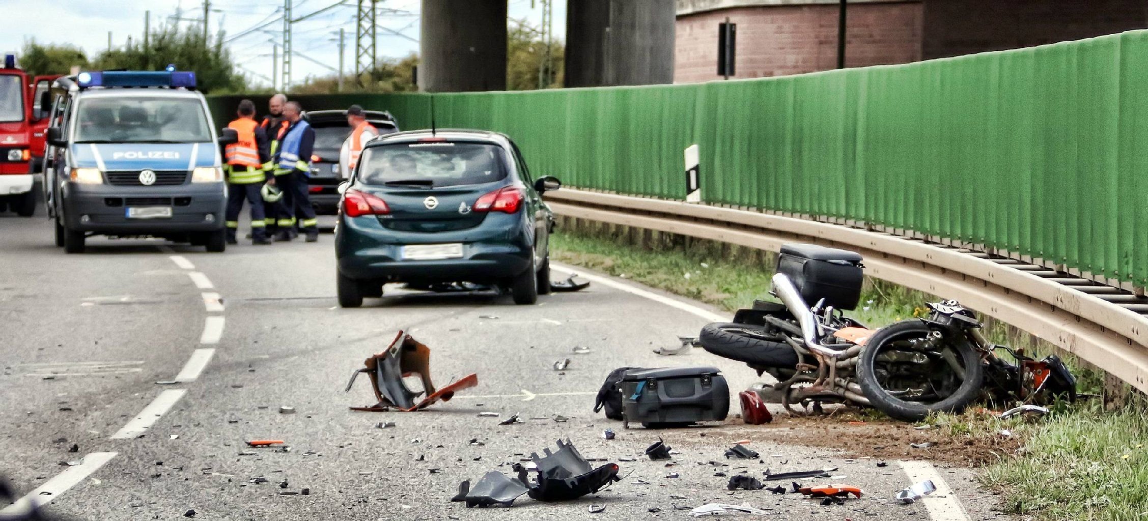Trümmer liegen nach dem Motorradunfall zwischen Hohlstedt und Wallhausen auf der Straße.