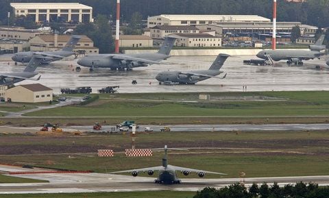 Flugzeuge stehen auf dem US-Luftwaffenstützpunkt in Ramstein (Rheinland-Pfalz) auf dem Vorfeld. (ARCHIVFOTO: DPA)
