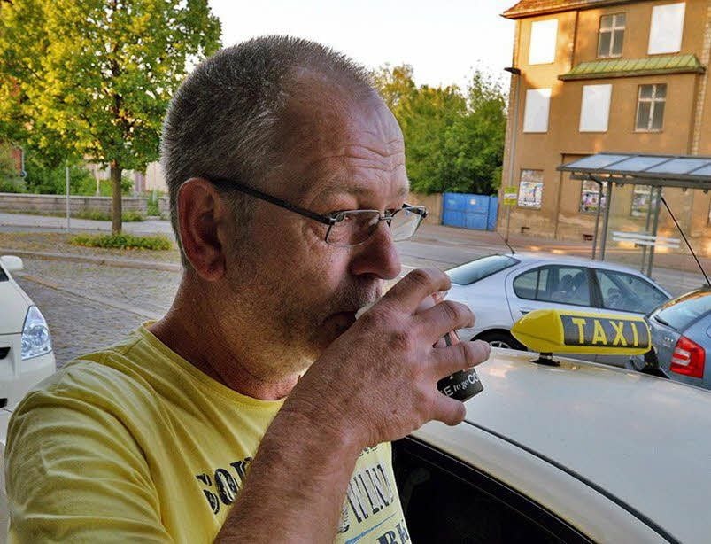 Am Bahnhof genießt Taxifahrer Torsten Maaß seinen Kaffee. Er freut sich über das Angebot des Kiosk am Bahnhof. Der öffnet bereits um halb 6 seine Türen.