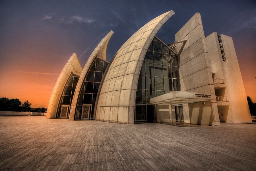Die Jubilee Church in Rom sticht besonders durch ihr Design hervor: Drei gebogene Schalen erheben sich in die Luft und erinnern an Engelsflügel oder aufgebauschte Segel.