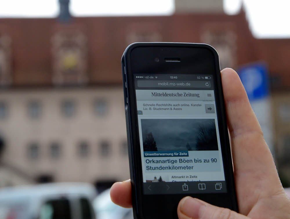 Im Dezember 2014 wurden in Zeitz die ersten öffentlichen, kostenlosen WLAN-Hotspots in Betrieb genommen. Sie werden gern und viel genutzt, wie hier am Altmarkt.