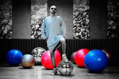 Paul Kalkbrenner posiert für das Filmplakat zu "Berlin Calling". Paul Kalkbrenner spielt den DJ Ickarus, der mit seiner Managerin durch die Clubs der Welt reist, bis ihn eine falsche bunte Pille in die Klinik befördert. (Foto: dpa)