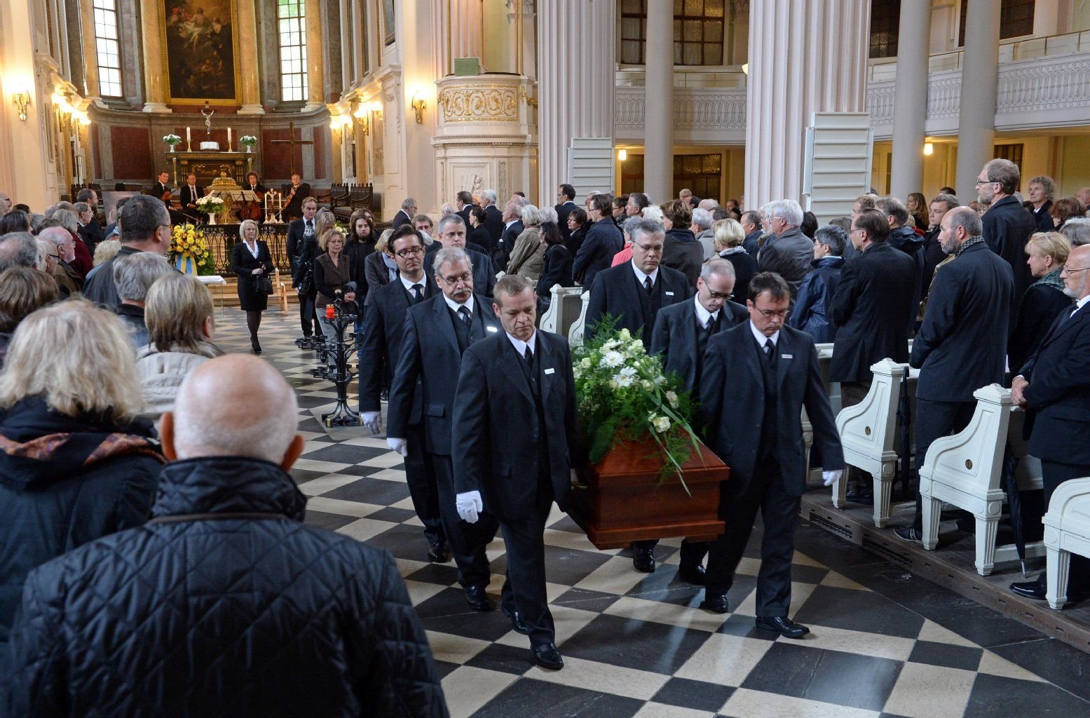 Der Trauerzug mit Angehörigen, Freunden und Weggefährten folgt dem Sarg des Schriftstellers Erich Loest (1926 - 2013) aus der Nikolaikirche in Leipzig.