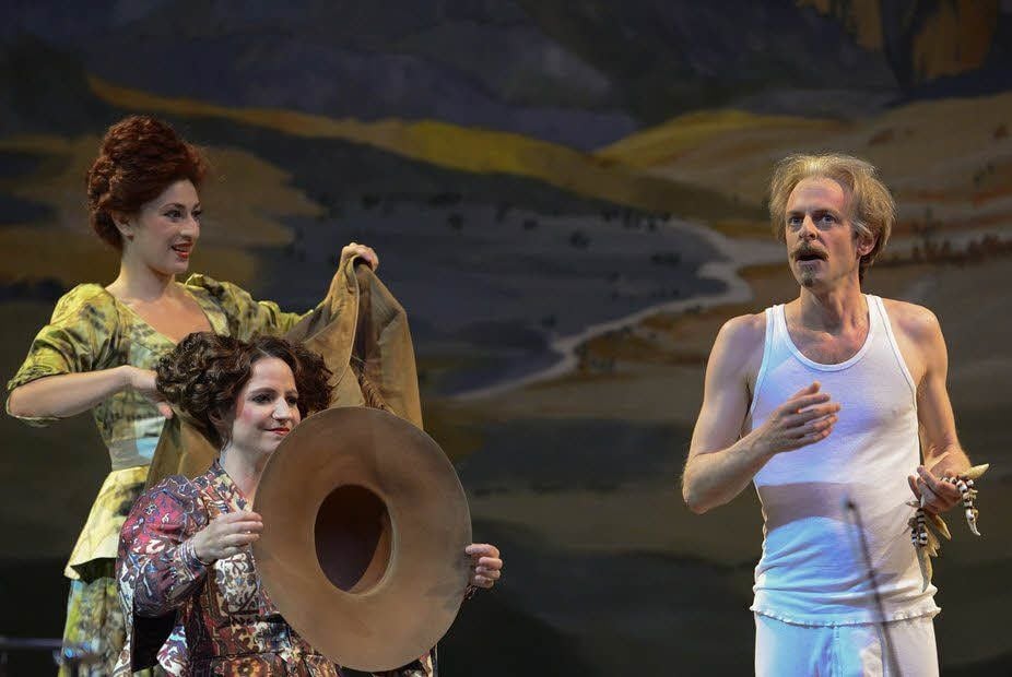 Szene mit Julia Mintzer (Emma Pollmer, li.), Romy Petrick (Klara Plöhn), Julian Mehne (Karl May als Sprecher)