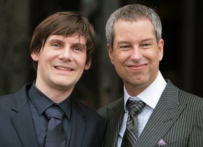 Der Komiker Thomas Hermanns (r.) und sein Freund Wolfgang Macht stehen am Samstag in Berlin nach ihrer Trauung vor dem Roten Rathaus. (Foto: dpa)