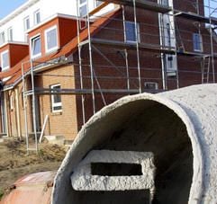 Ohne Eigenkapitaldecke ins Eigenheim: Mietkauf erfordert diszipliniertes Sparen - und ist laut Verbraucherschützern ein riskantes Vorhaben. (Foto: dpa)