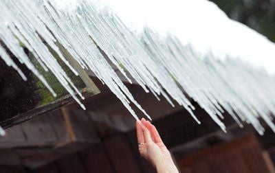Lange Eiszapfen hängen an einer Dachrinne. (FOTO: DPA)