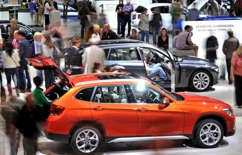 Besucher auf der Leipziger Automobilmesse AMI 2012. In Leipzig wird es dieses Jahr erstmals keine Messe zum Thema Auto geben. (FOTO: DPA)