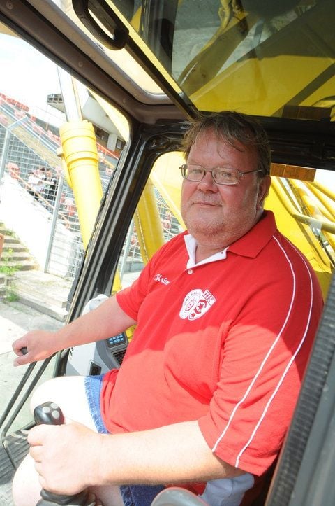 HFC-Fan Uwe Striesenow gab symblisch den Startschuss als Baggerfahrer.