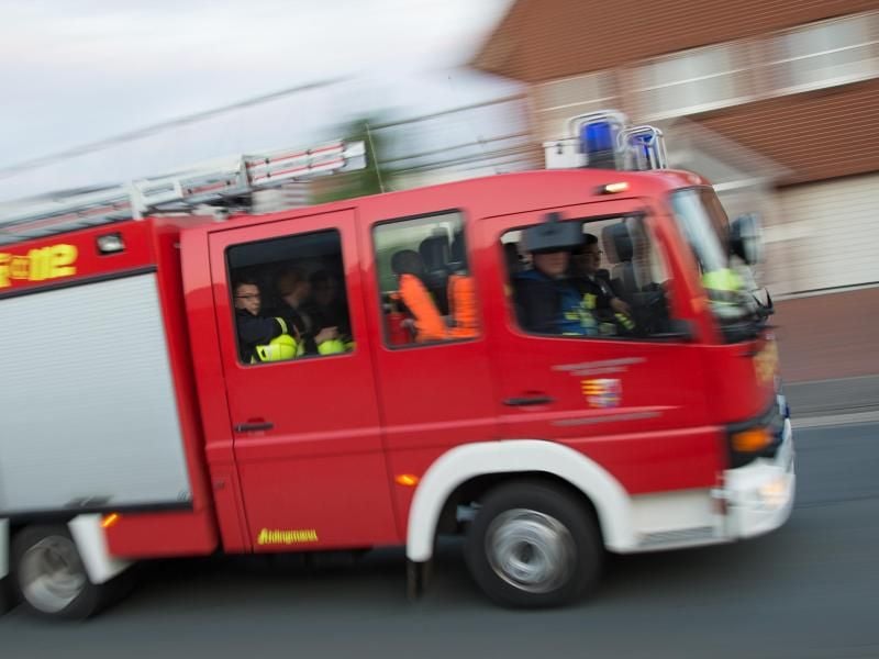 Ein Feuerwehrwagen fährt über eine Straße. Foto: Friso Gentsch/Archiv