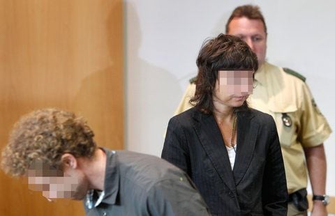 Nadja M. (r.) die Tochter des mutmaßlichen Polizistenmörders Raimund M. steht im Amtsgericht Augsburg (Schwaben) mit ihrem Ex-Lebensgefährten Michael G. (FOTO: DPA)