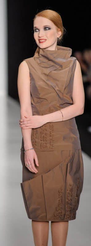 Ein Model trägt ein Kleid der Designerin Christine Wolf.