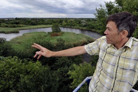 Von einem Kranausleger aus hat Natrix-Vereinschef Torsten Albrecht einen guten Überblick über «sein» Naturschutzgebiet. (FOTO: THOMAS MEINICKE)