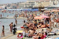 Reges Strandleben am Strand von Ostia in Rom. (Foto: dpa)