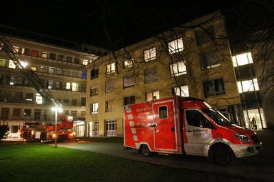 Die Feuerwehr steht nach Löscharbeiten vor dem Bethanienkrankenhaus in Solingen. (FOTO: DPA)