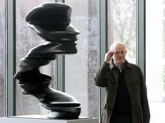 Der englische Bildhauer Tony Cragg steht am Donnerstag (22.02.2007) im Lehmbruck-Museum in Duisburg neben seiner Skulptur «Bent of Mind» (2002). (Foto: dpa)