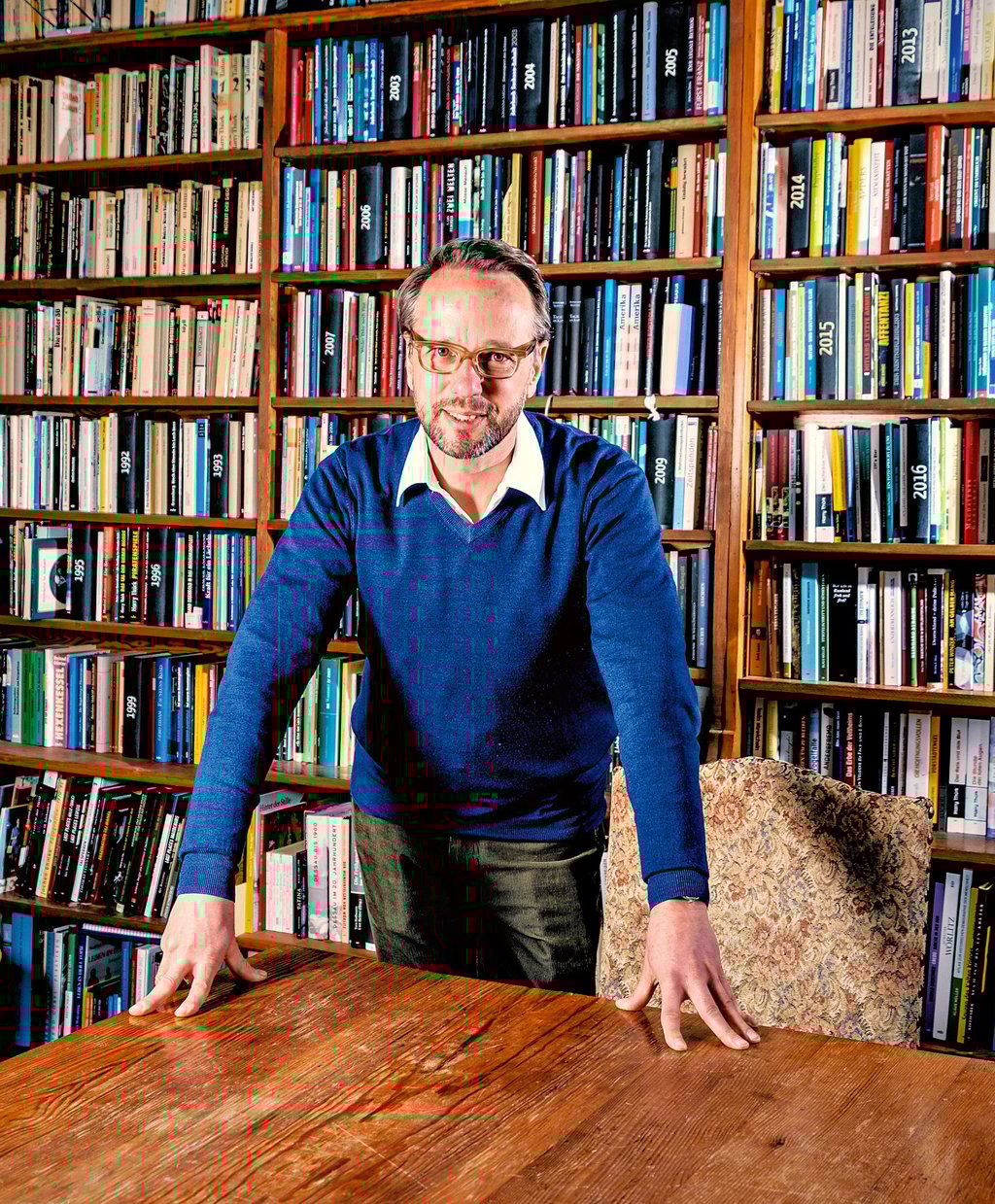Verleger Roman Pliske: Im Regal stehen sämtliche seit 1946 im Mitteldeutschen Verlag veröffentlichte Bücher, rund 3.500 insgesamt. Es fehlen nur acht Titel, bei denen aber nicht klar ist, ob sie tatsächlich alle erschienen sind.