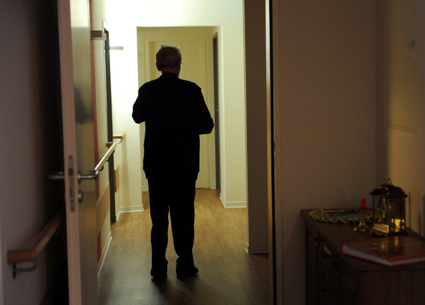 Wie lange kann ein Mensch mit Demenz in seiner Wohnung bleiben? Strenge Regeln gibt es nicht: Nachbarn und Vermieter sollten tolerant sein und helfen.
