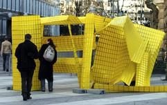 Zwei junge Männer untersuchen am Montag (10.01.2005) eine von zehn ehemals aufgestellten Skulpturen von Michael Beutler am Jürgen-Ponto-Platz in Frankfurt. Die Stadt hat ein Kunstwerk Beutlers als vermeintlich wild abgestellten Sperrmüll verbrannt. (Foto: dpa)