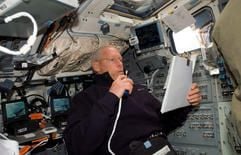 Für die NASA-Astronauten Patrick Forrester und Steven Swanson stand am Sonntagabend ein Außeneinsatz im All auf dem Programm. (Foto: dpa)