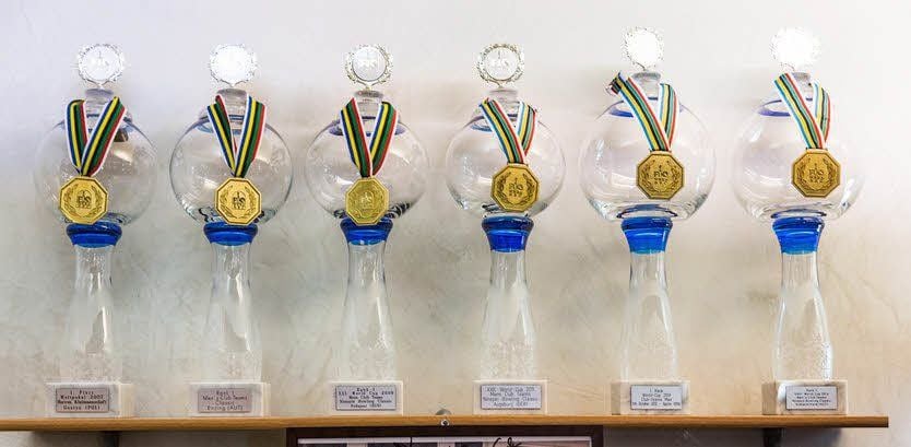 Der Erfolg zeigt sich in der Trophäensammlung, zu der auch die Weltpokale gehören.