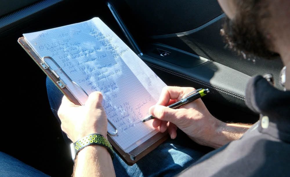 Der Fahrlehrer musste sich zahlreiche Notizen machen.