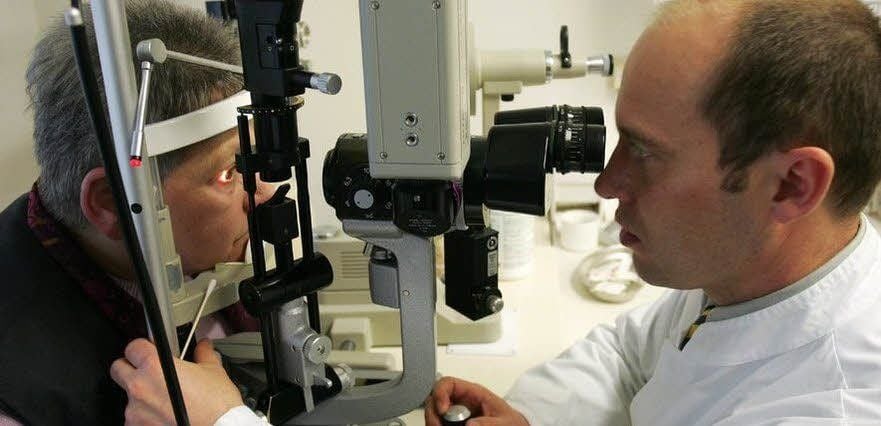 Druckmessung - Mit einem Tonometer misst der Arzt den Augeninnendruck. Bei Erwachsenen liegt er normalerweise zwischen 10 und 21 Millimeter Quecksilbersäule (mmHg).