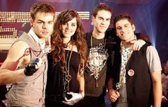 Die frischgewaehlten Mitglieder der Popstars on Stage Band «Room 2012» Sascha (v.l.), Tialda (Niederlande), Julian und Cristobal posieren am Donnerstag (06.12.07) in Köln für die Fotografen. (Foto: ddp)