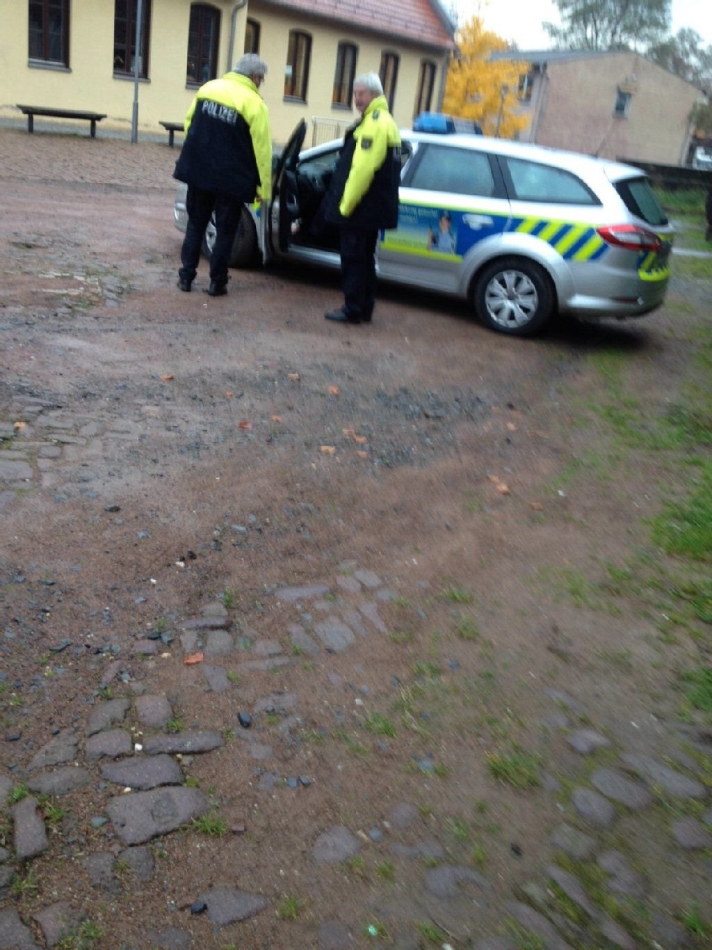 Polizisten auf dem Gelände des Burggymnasium Wettin