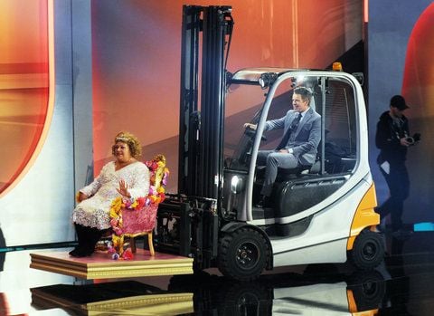 Moderator Markus Lanz und seine Assistentin Cindy aus Marzahn fahren in der ZDF-Show «Wetten, dass..?» in der Baden-Arena in Offenburg (Baden-Württemberg) mit einem Gabestapler durch die Halle. (FOTO: DPA)