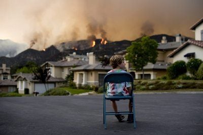 Ein Kind beobachtet die Waldbrände in Kalifornien. (FOTO: DPA)