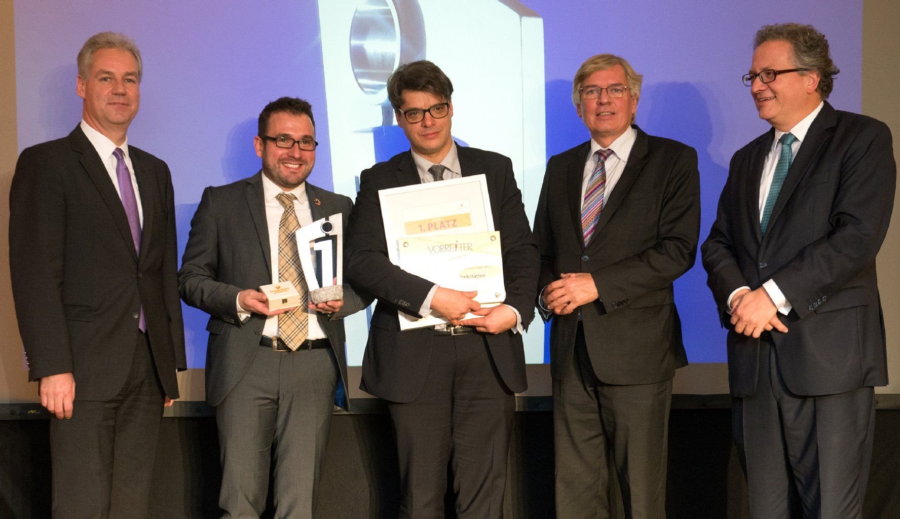 Hier wird der 1. Platz an die Stiftung Luthergedenkstätten verliehen: Hartmut Augustin (Chefredakteur Mitteldeutsche Zeitung), Florian Trott und Christian Philipsen (Stiftung Luthergedenkstätten), Hartmut Möllring (Minister für Wissenschaft und Wirtschaft des Landes Sachsen-Anhalt) und Carlhans Uhle (Investitions- und Marketinggesellschaft Sachsen-Anhalt mbH) (v.l.)