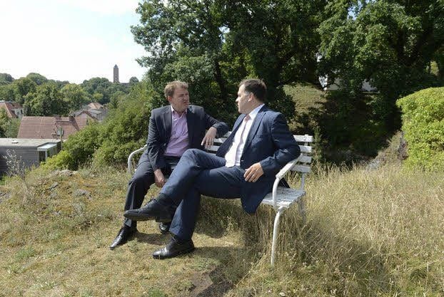 Innenausbauer, nicht Raumaustatter! Kultusminister Stephan Dorgerloh (r.) hat etwas Handfestes gelernt - und erklärt MZ-Redakteur Kai Gauselmann den Unterschied zwischen Bauen und Politik.