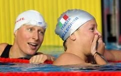 Die Italienerin Federica Pellegrini (r) jubelt am Dienstag (27.03.2007) bei den Schwimm-Weltmeisterschaften in Melbourne über ihren Sieg im Halbfinale über 200 m Freistil in Weltrekordzeit von 1:56,47 Minuten gegen die zweitplatzierte Annika Lurz (l) aus Deutschland. (Foto: dpa)