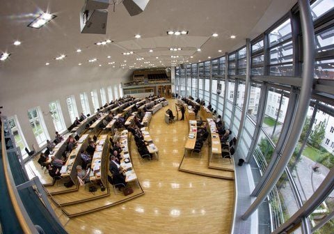 Abgeordnete sitzen während der Landtagssitzung in Magdeburg im Plenarsaal im Landtag von Sachsen-Anhalt.