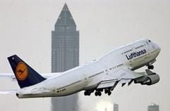 Eine startende Boeing 747 vor dem Messeturm in Frankfurt/Main. (Archivfoto: dpa)