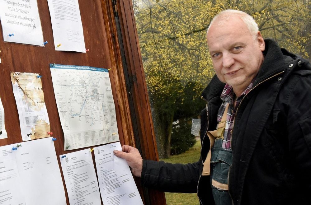 Matthias Hasselberger ist seit dem vergangenen Jahr Ortsbürgermeister von Würchwitz. Regelmäßig fährt er über Land und bestückt die kommunalen Schaukästen von Lobas bis Loitsch.