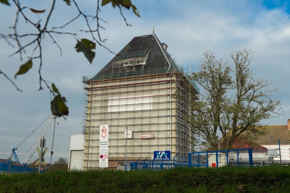 Das Silo der Saalemühle Alsleben in Aken - kurz hinter der Hafeneinfahrt - ist eingerüstet. Das Dach wird saniert.