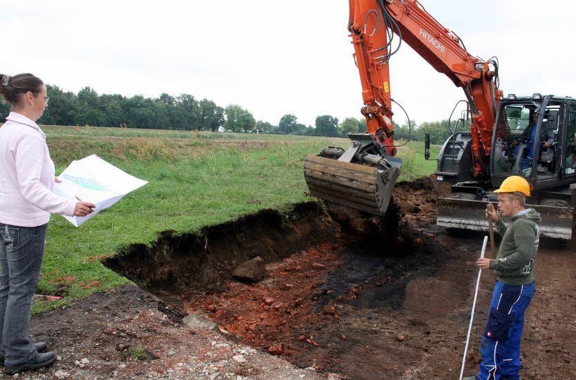 Archäologisch begleitet Grabungstechnikerin Beate Werner das Auskoffern des Erdreiches. „Hier in unmittelbarer Nähe der Innenstadt, könnte es Siedlungsspuren aus früherer Zeit geben“, sagt sie.
