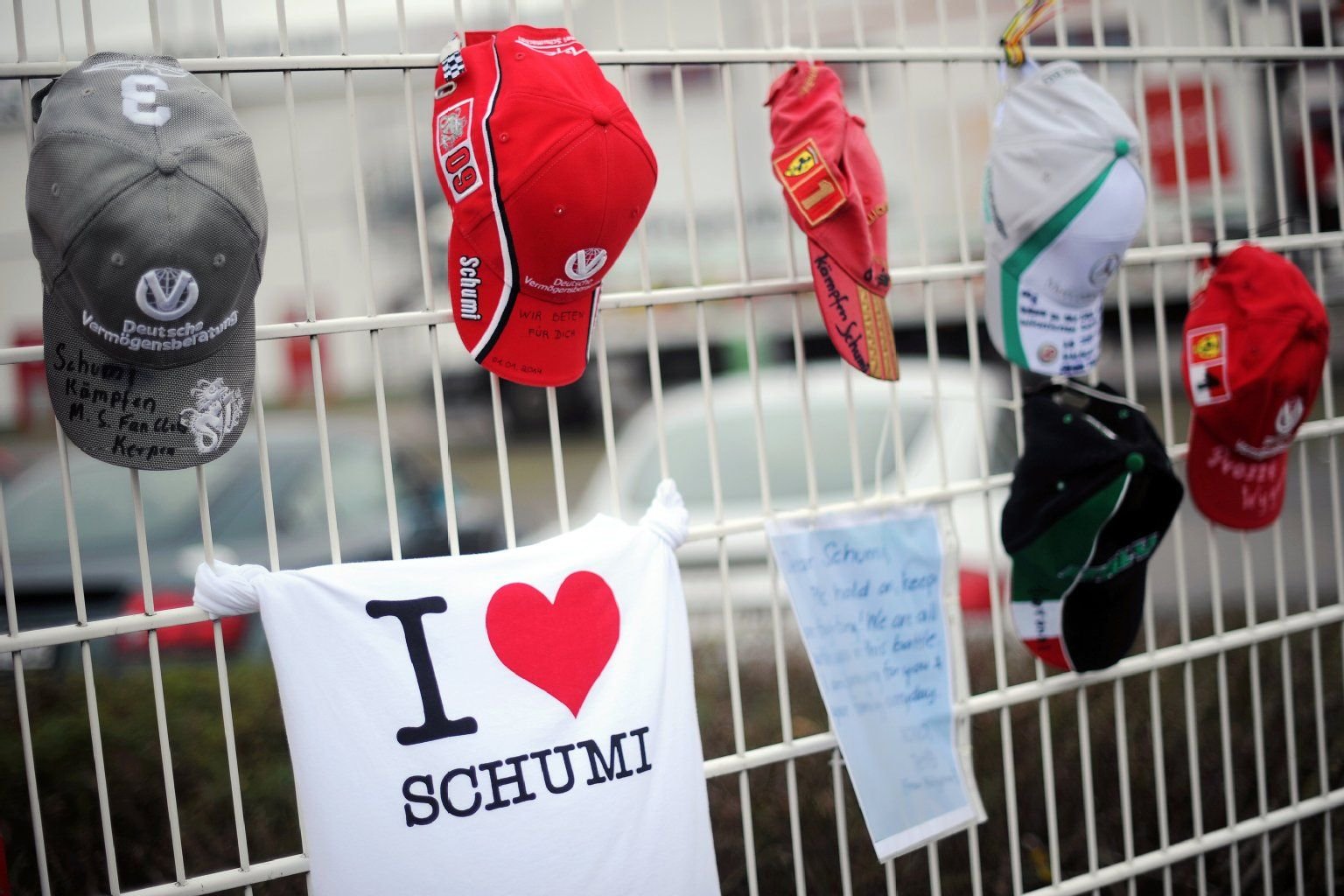 Schumi Fan-Kappen und ein T-Shirt mit der Aufschrift "Ich liebe Schumi" hängen am Michael Schumacher Kartcenter in Kerpen