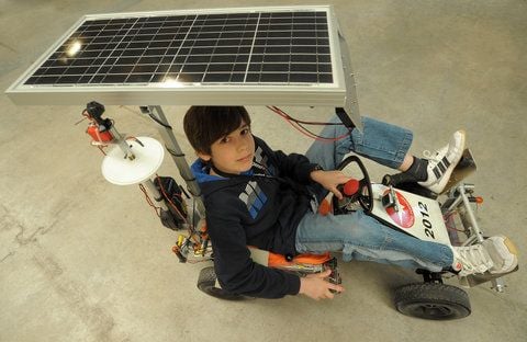Philipp Sinnewe aus Lebach im Saarland posiert in Erfurt auf seinem Solarmobil für den 47. Bundeswettbewerb «Jugend forscht». (FOTO: DAPD)