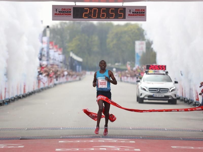 Tadese Tola wird das Starterfeld beim Hamburger Marathon anführen. Foto: Leszek Szymanski/Archiv