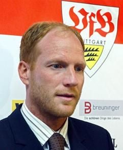 Matthias Sammer präsentiert sich an Pfingstmontag (31.05.2004) in Stuttgart als neuer Trainer des Fußball-Bundesligisten VfB Stuttgart. Der 36 Jahre alte frühere Nationalspieler erhält einen Vertrag bis 2007 und folgt dem zum FC Bayern München wechselnden Felix Magath nach. Borussia Dortmund und Sammer hatten am (gestrigen) Sonntag ihren bis 2006 laufenden Kontrakt vorzeitig aufgelöst. (Foto: dpa)