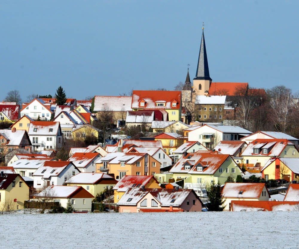 Winteridylle in Hohenmölsen: Im Vordergrund das Wohngebiet am Südhang, im Hintergrund ragen die Türme von Kirche und Rathaus hervor.