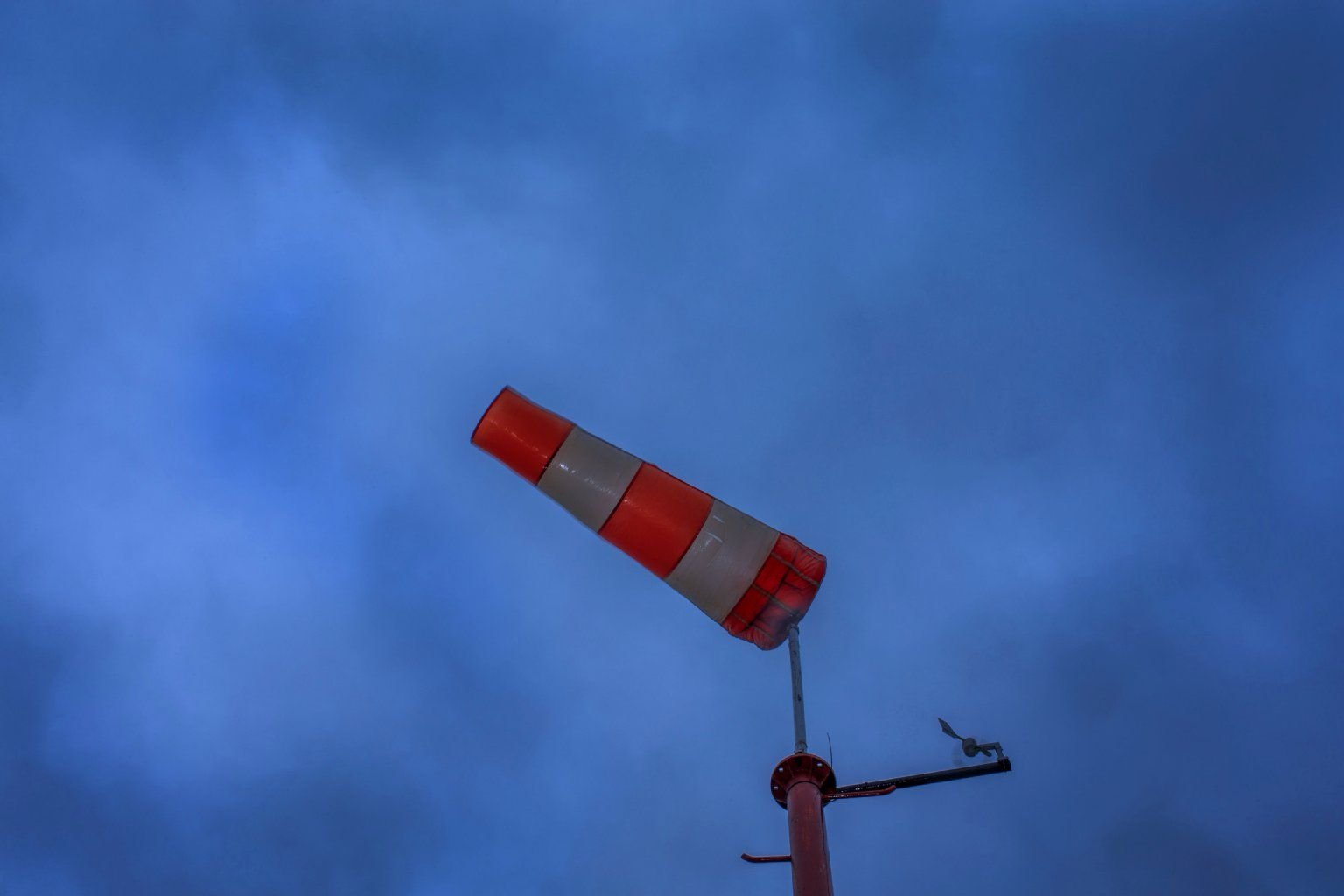 Ein Windsack flattert im Sturm.