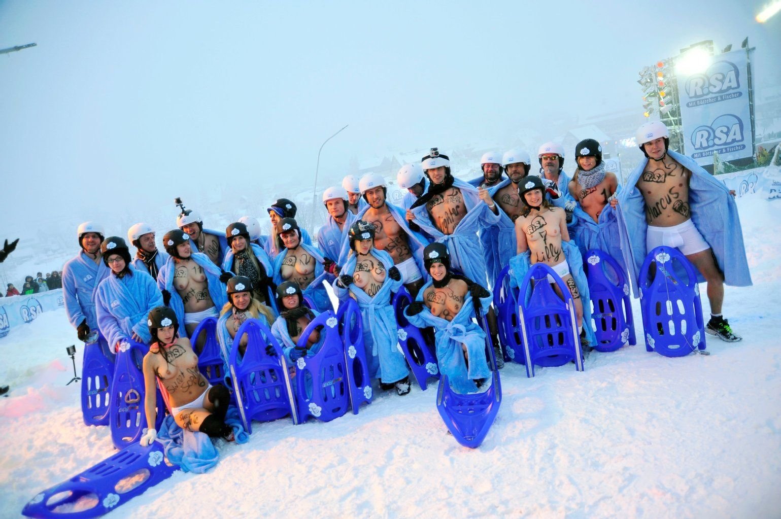 So präsentierte sich das Teilnehmerfeld beim Nacktrodeln 2013 in Altenberg.