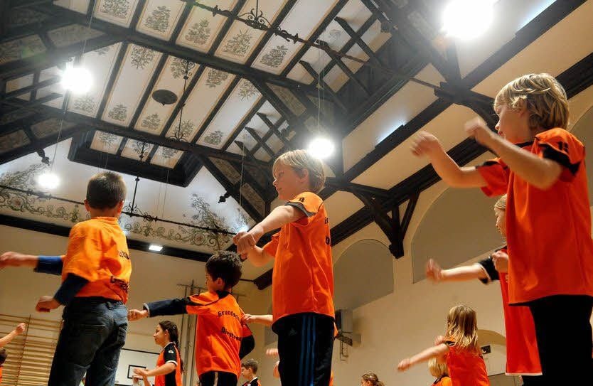 Unten Sport, oben frisch sanierte Decke: Wie gut, dass keiner der Grundschüler einen Ball in der Hand hat.