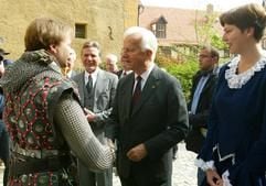Zum 10-jährigen Bestehen der Straße der Romanik versammelten sich zahlreiche Gäste aus Stadt und Land in der Stiftskirche auf dem Quedlinburger Schlossberg. Ehrengast Altbundespräsident Richard von Weizsäcker hatte vor zehn Jahren am 7. Mai 1993 die Touristenstraße eingeweiht. (MZ-Foto: Chris Wohlfeld)